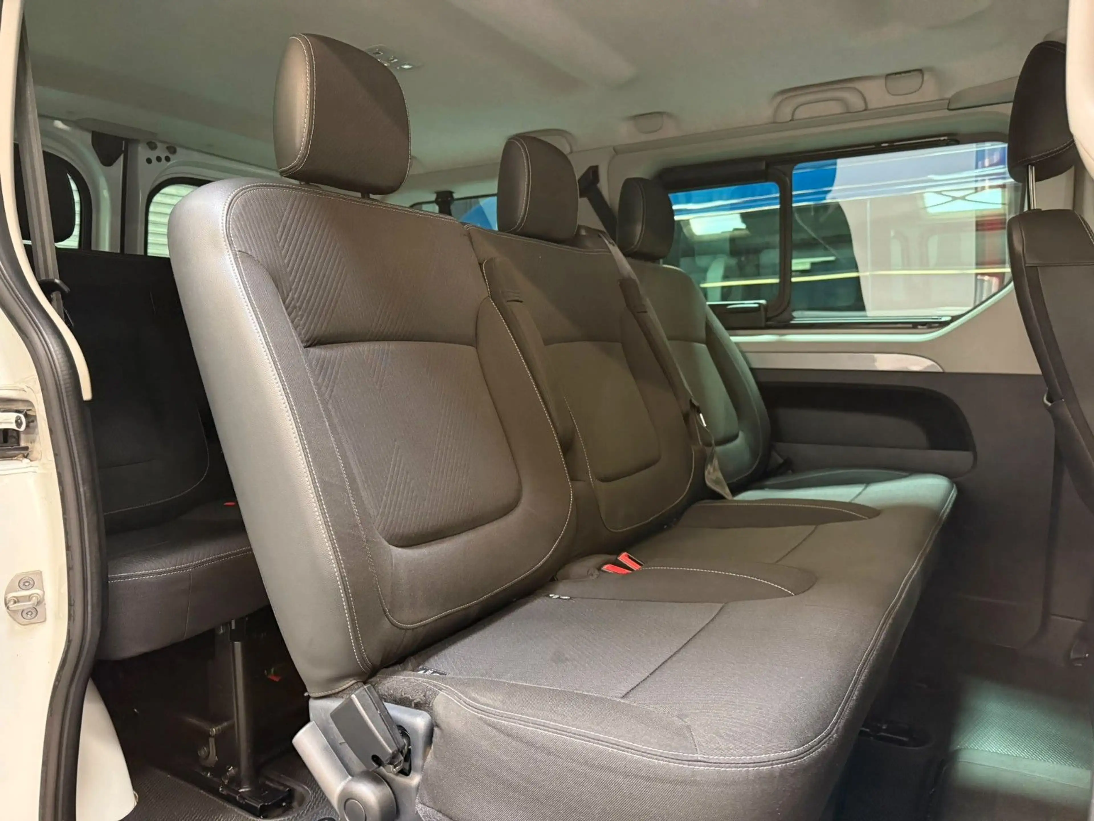 Renault Trafic Kombi L1H1 Life Style 8 Sitze AC LED PDC — photo 11