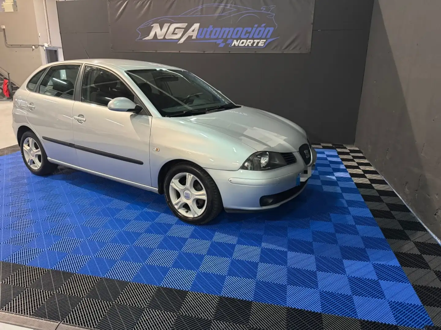 SEAT Ibiza Pequeño Manual de 5 Puertas Gris - 2