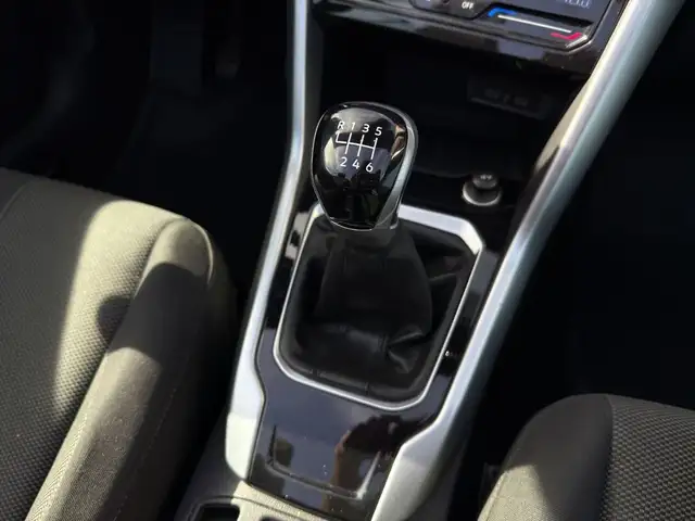 Volkswagen T-Roc view 12