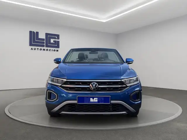 Volkswagen T-Roc view 3