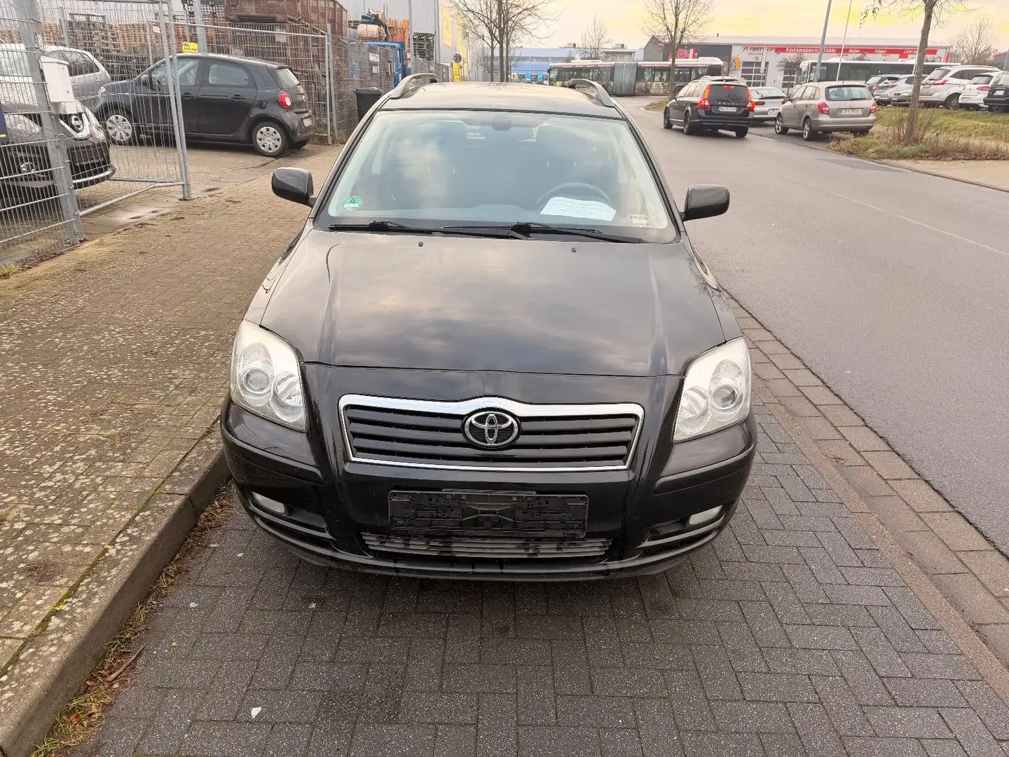 Toyota Avensis Kombi 1.8 Sol *Klimaautom*AHK*Allwetter* Schwarz - 2