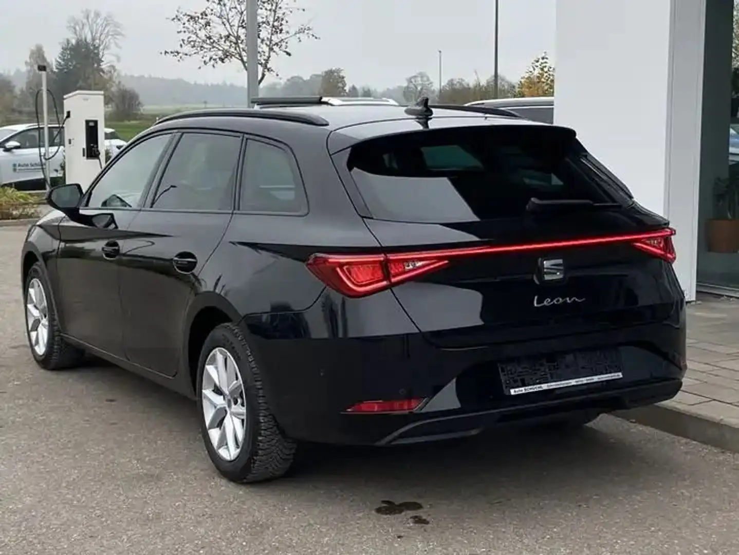 SEAT Leon Sportstourer 1.5 eTSI ACT OPF DSG Style Schwarz - 1