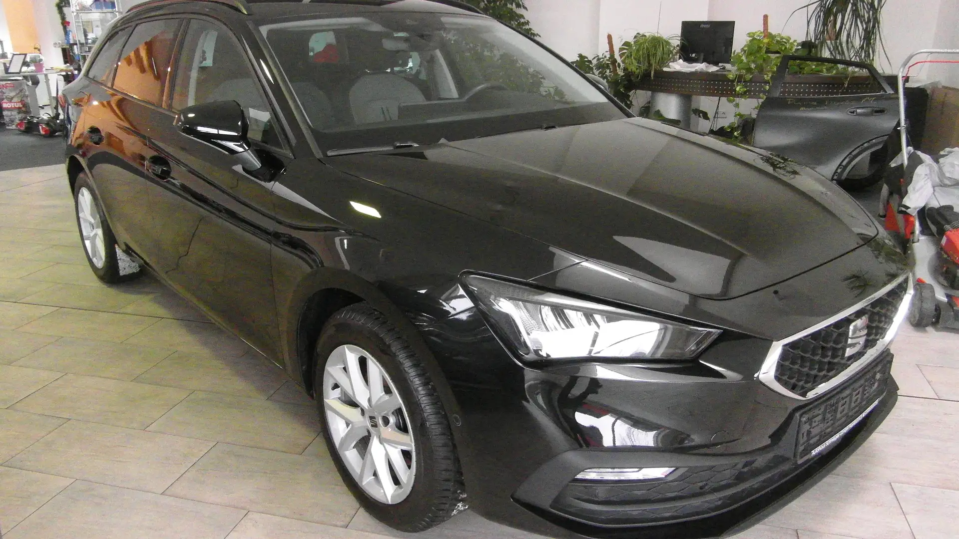 SEAT Leon Sportstourer 1.5 eTSI ACT OPF DSG Style Schwarz - 2