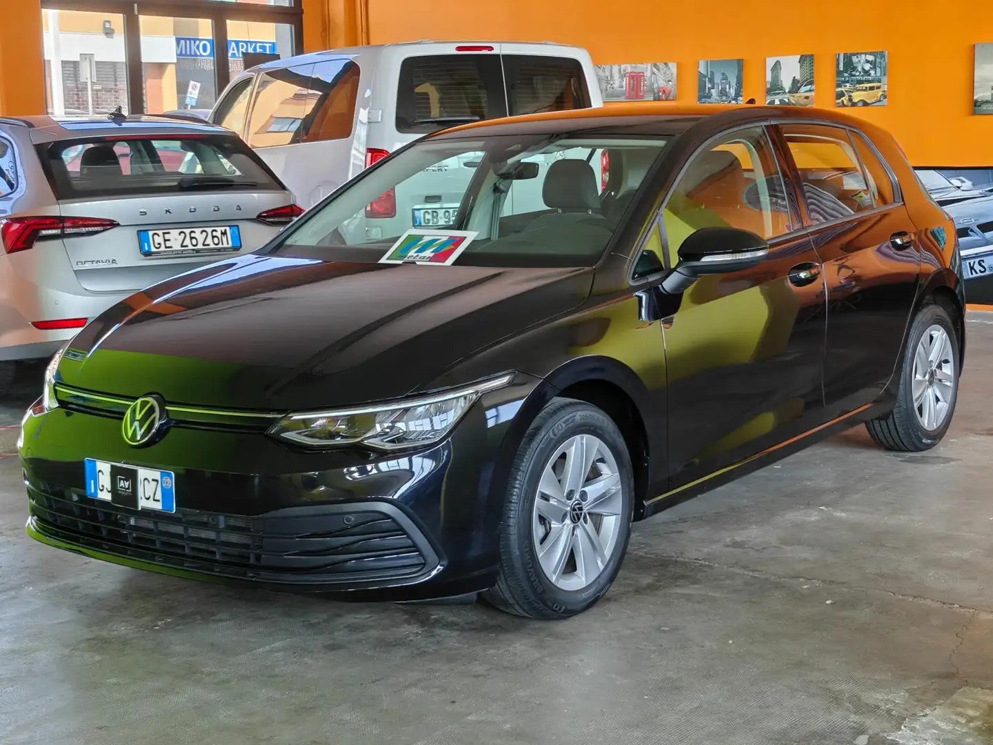 Volkswagen Golf 1.5 tgi Life 130cv dsg Zwart - 1