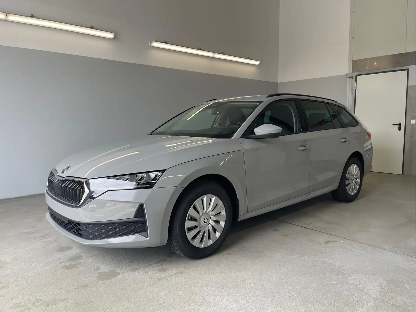 Skoda Octavia Combi Facelift Essence DSG AHK+Sitzheizung+App ... Grau - 1