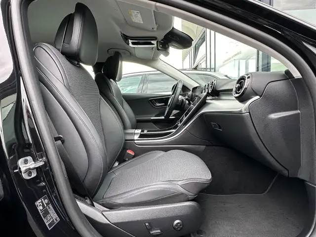 Mercedes-Benz 220 view 15