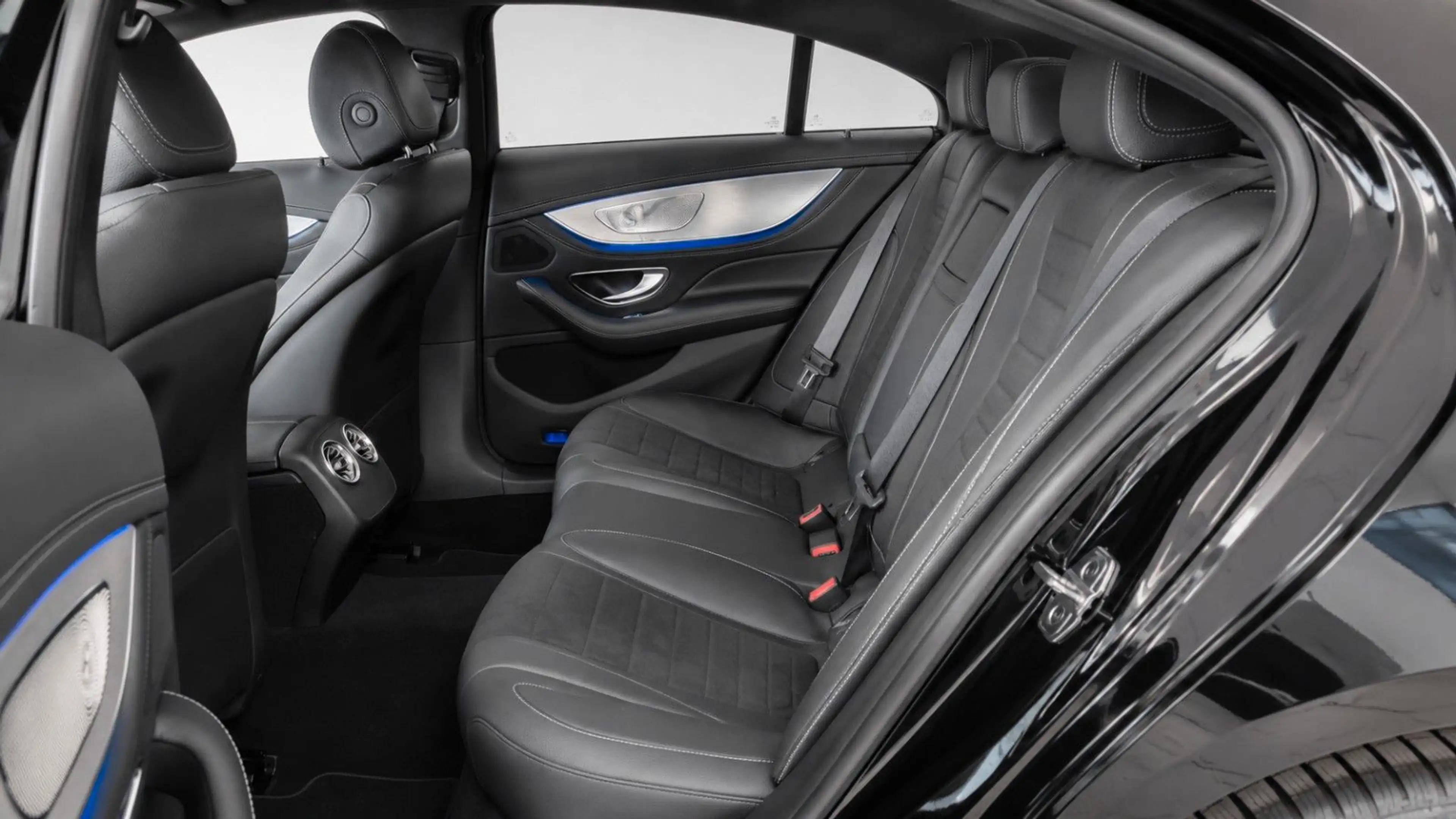 Mercedes-Benz CLS 400 d 4M AMG Distr. SHD RFK LED CarPlay — photo 7