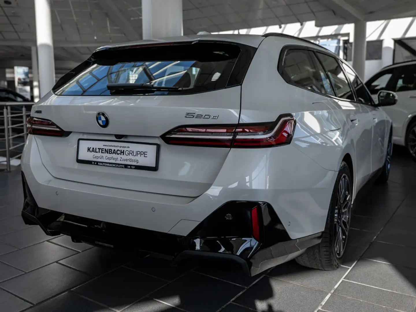 BMW 520 d Touring xDrive M-Sport PANO LED HUD AHK Blanc - 2