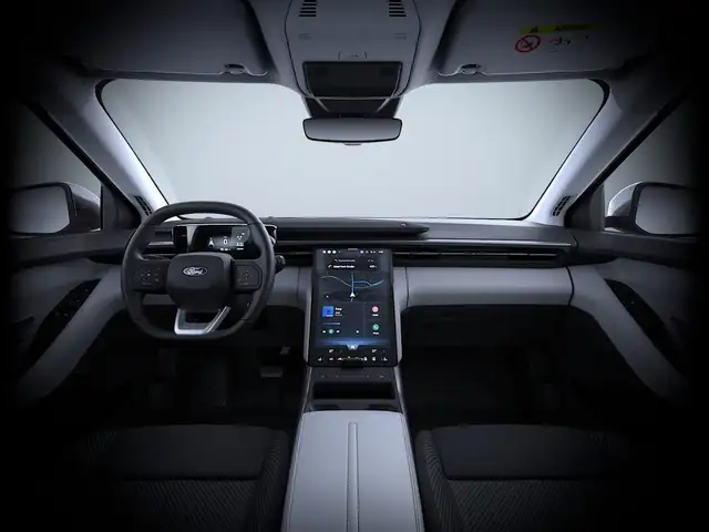Ford Explorer view 3