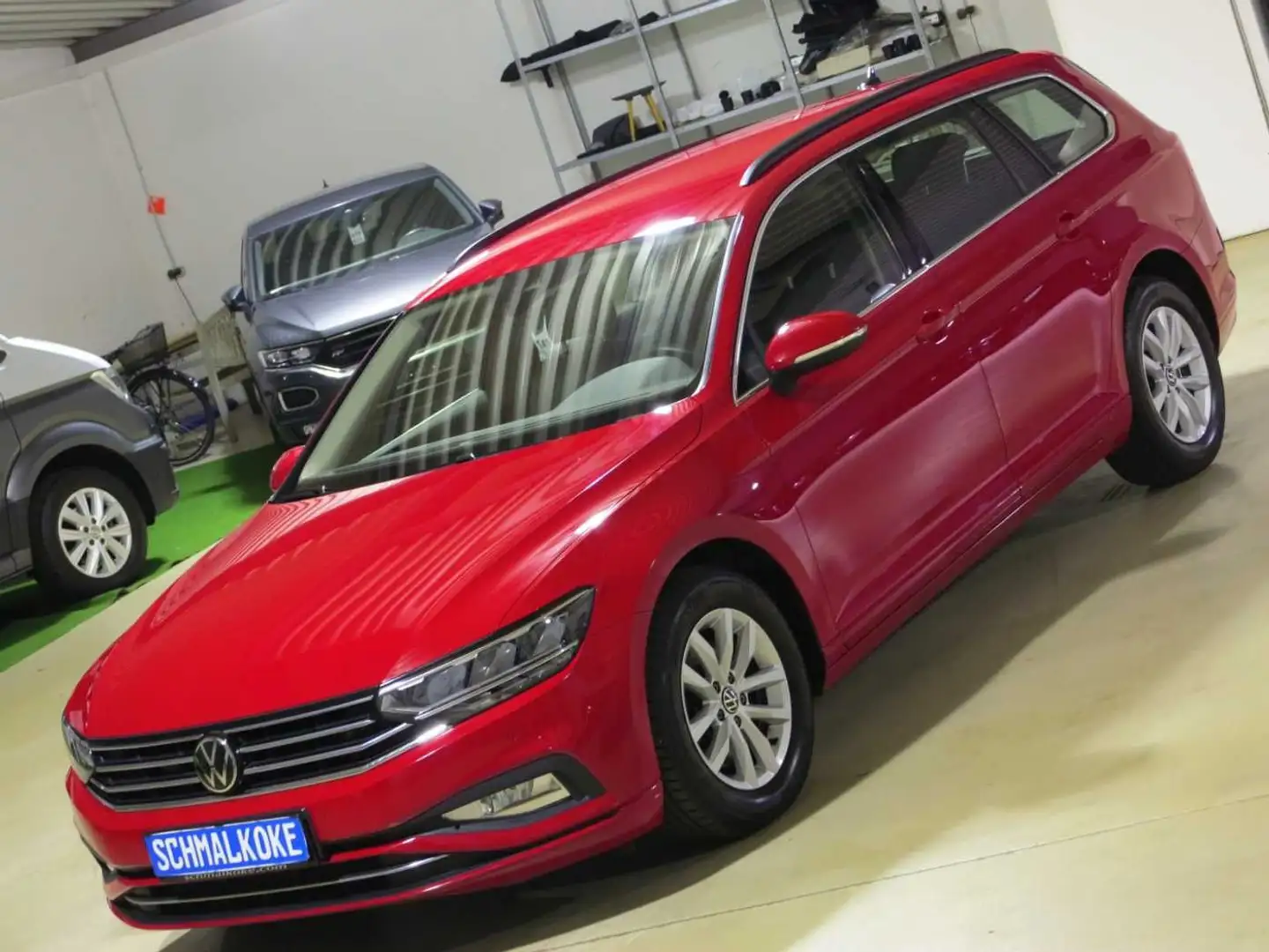 Volkswagen Passat Variant 2.0 TDI SCR DSG7 Business AHK Nav Rojo - 2