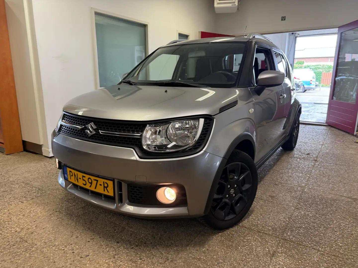 Suzuki Ignis 1.2 Select | Navi | Trekhaak | All Season Grijs - 1