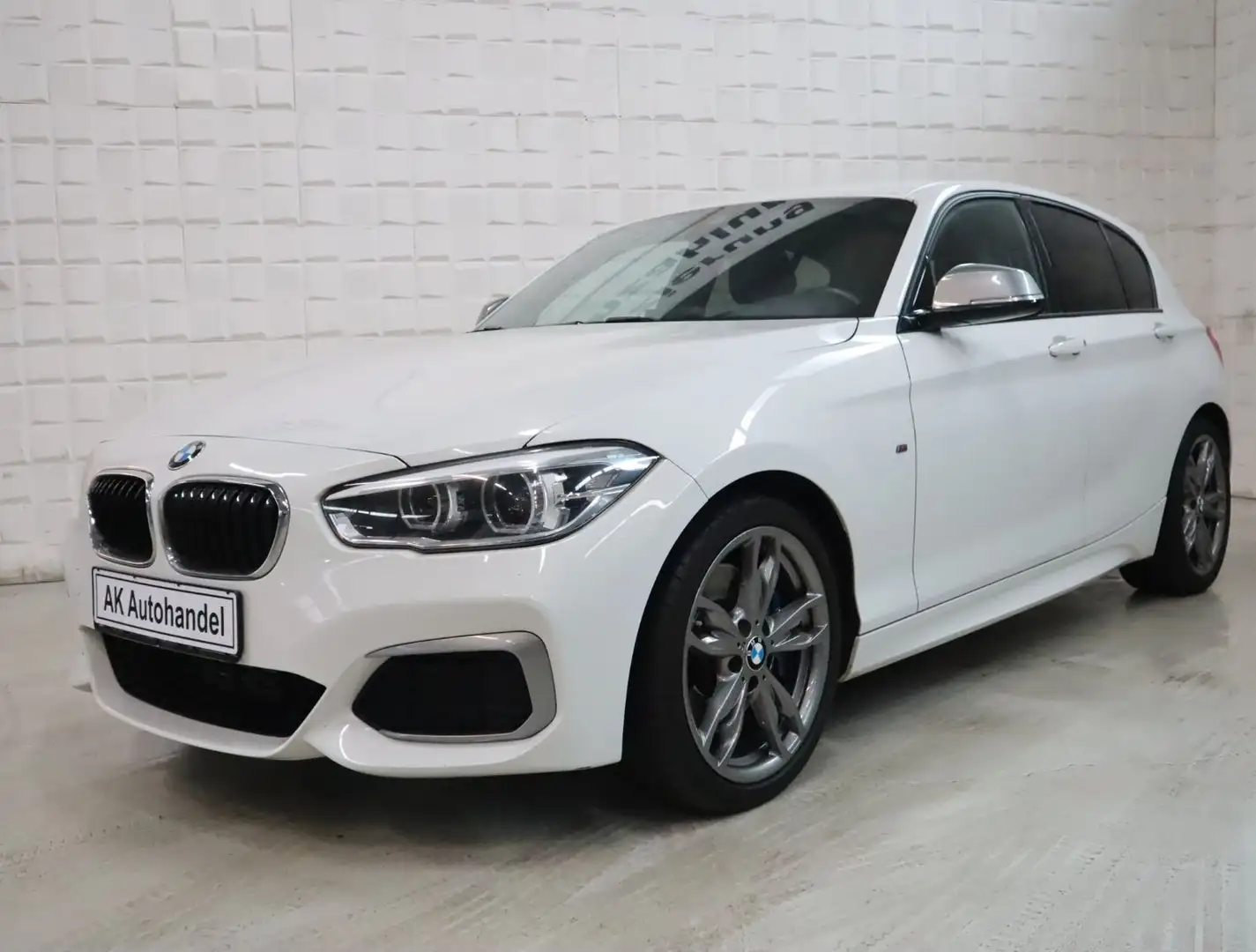 BMW 135 i xDrive Aut. LED Navi Alcantara PDC 8-fach Blanc - 1