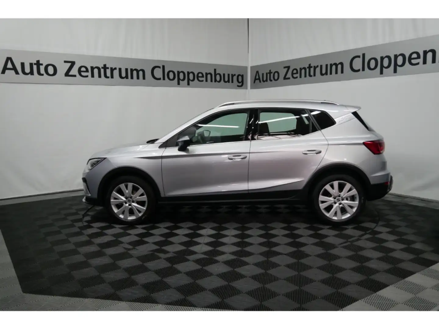 SEAT Arona Xperience 1.0 TSI LED+Navi+CarPlay+PDC+17'' Silber - 2