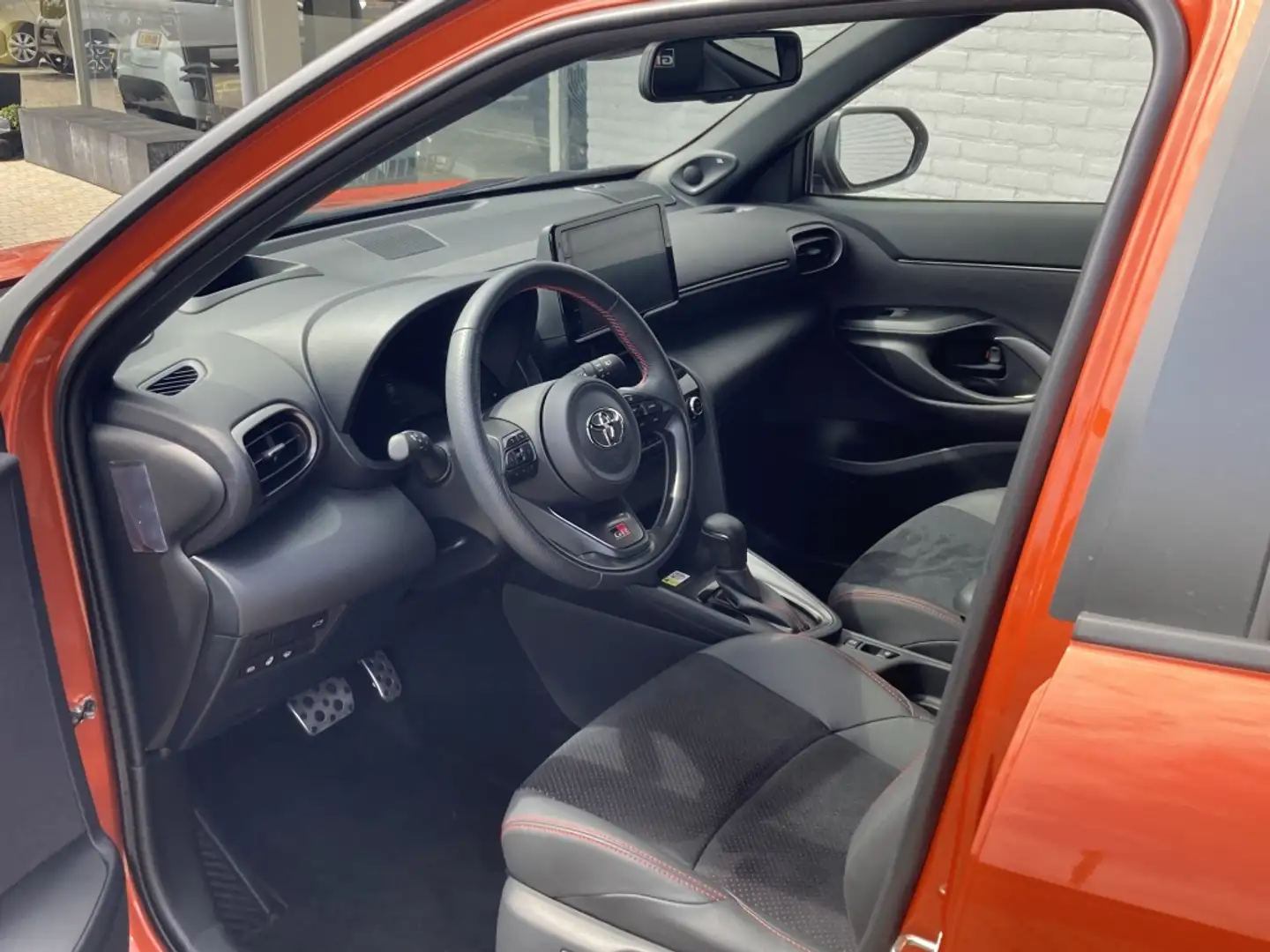 Toyota Yaris Cross 1.5 Hybrid GR Sport Automaat | Navi | NL auto | Ee Oranje - 2