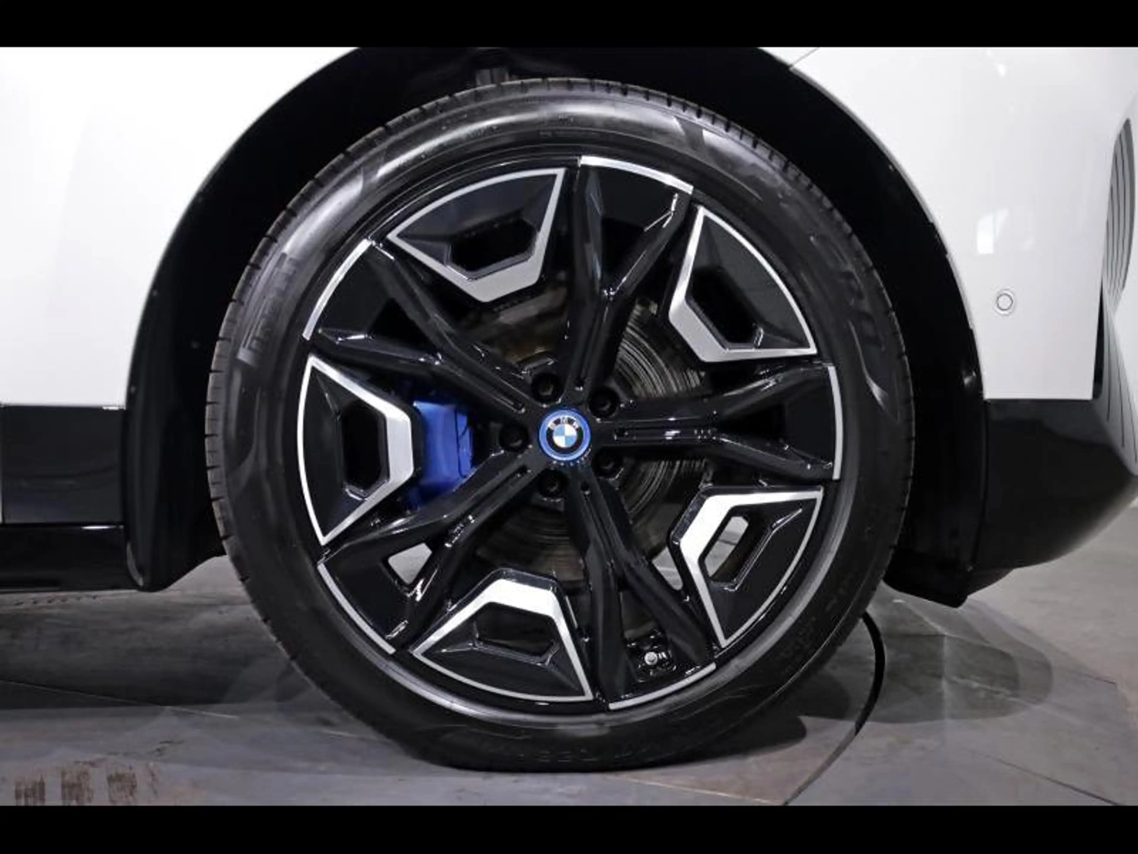 BMW iX xDrive50 Pack Sport — photo 8