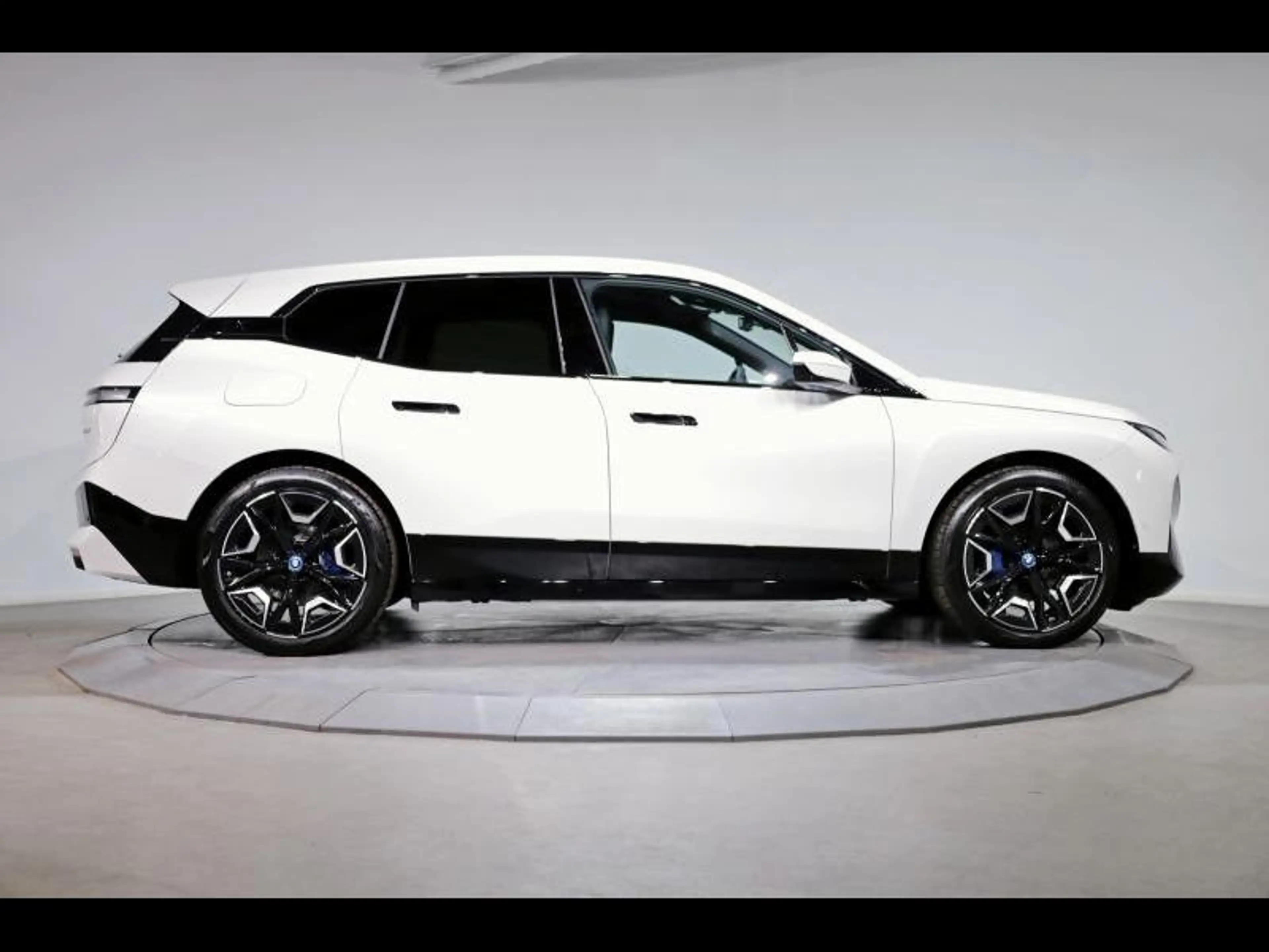 BMW iX xDrive50 Pack Sport — photo 3