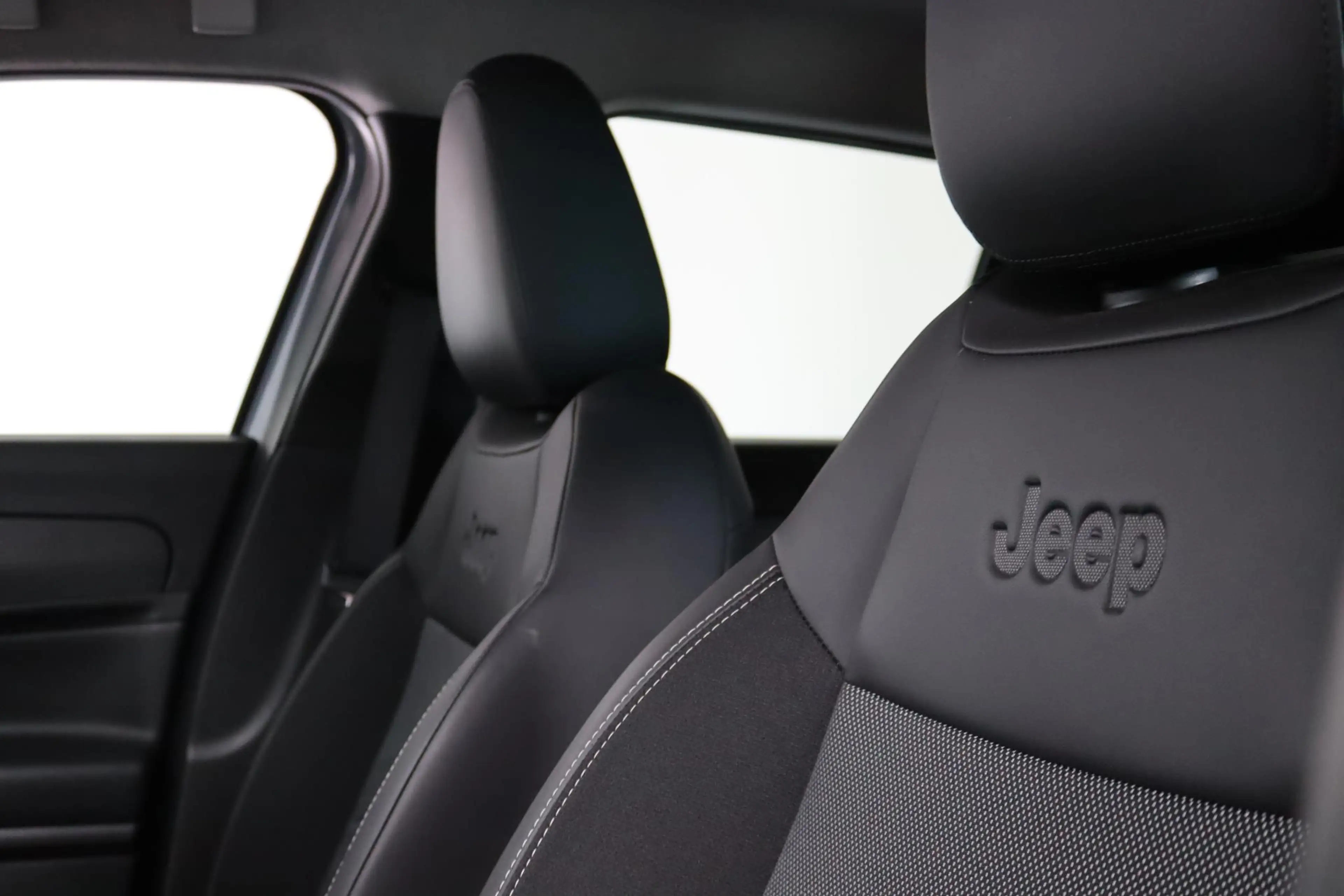 Jeep Avenger 1.2 e-Hybrid Altitude Apple Carplay/Android Auto, — photo 47