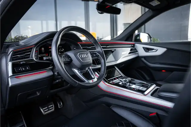 Audi SQ8 view 8