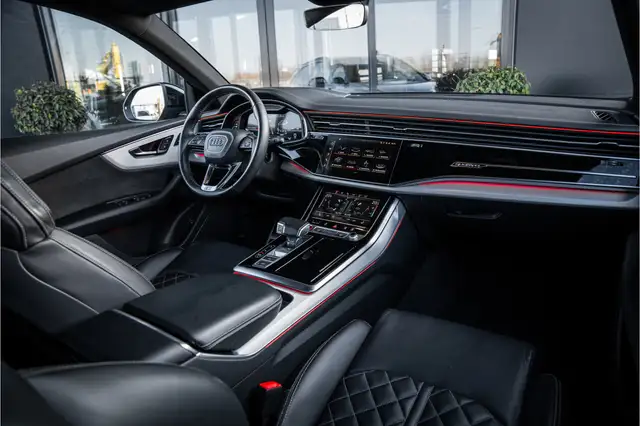 Audi SQ8 view 10