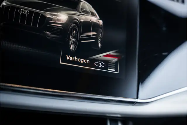 Audi SQ8 view 15