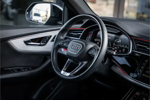 Audi SQ8 view 11
