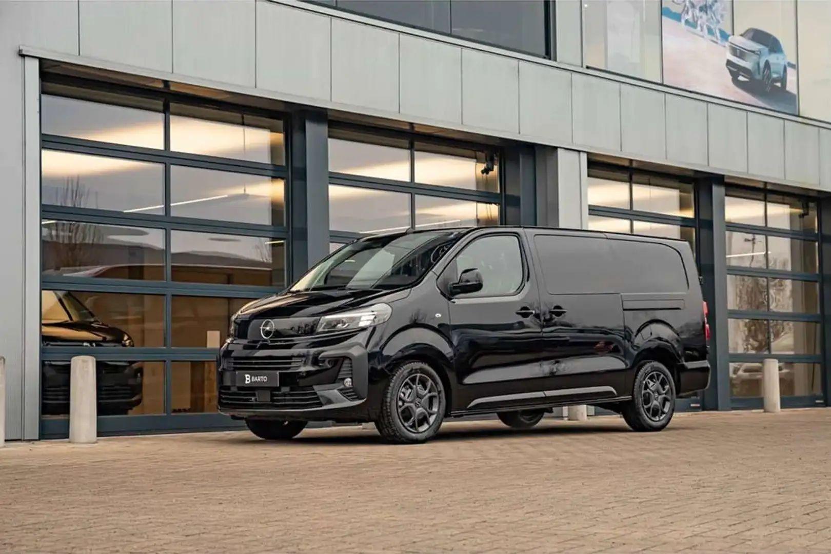 Opel Vivaro DC 5 zit -  180PK - 2 schuifd. - LED - Navi/Winter Zwart - 1