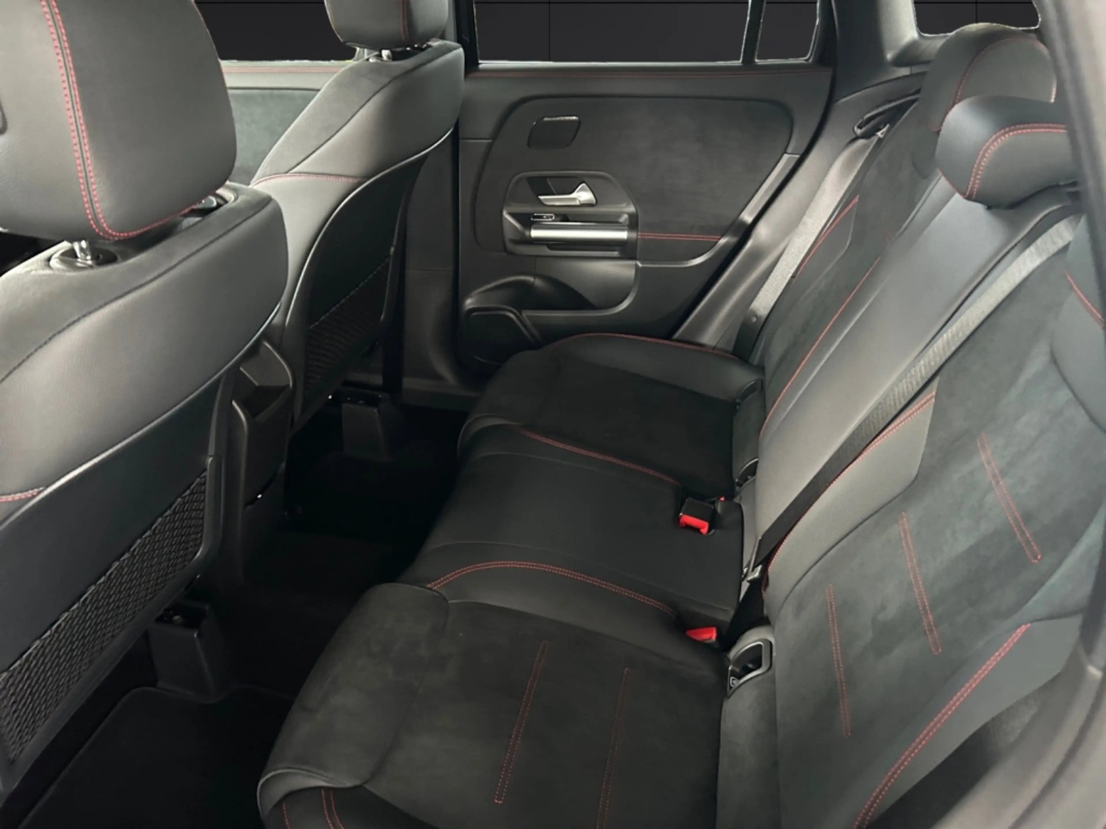 Mercedes-Benz GLA 220 4MATIC AMG+NIGHT+19"+8G+KEYLESS+360°+AHK — photo 13