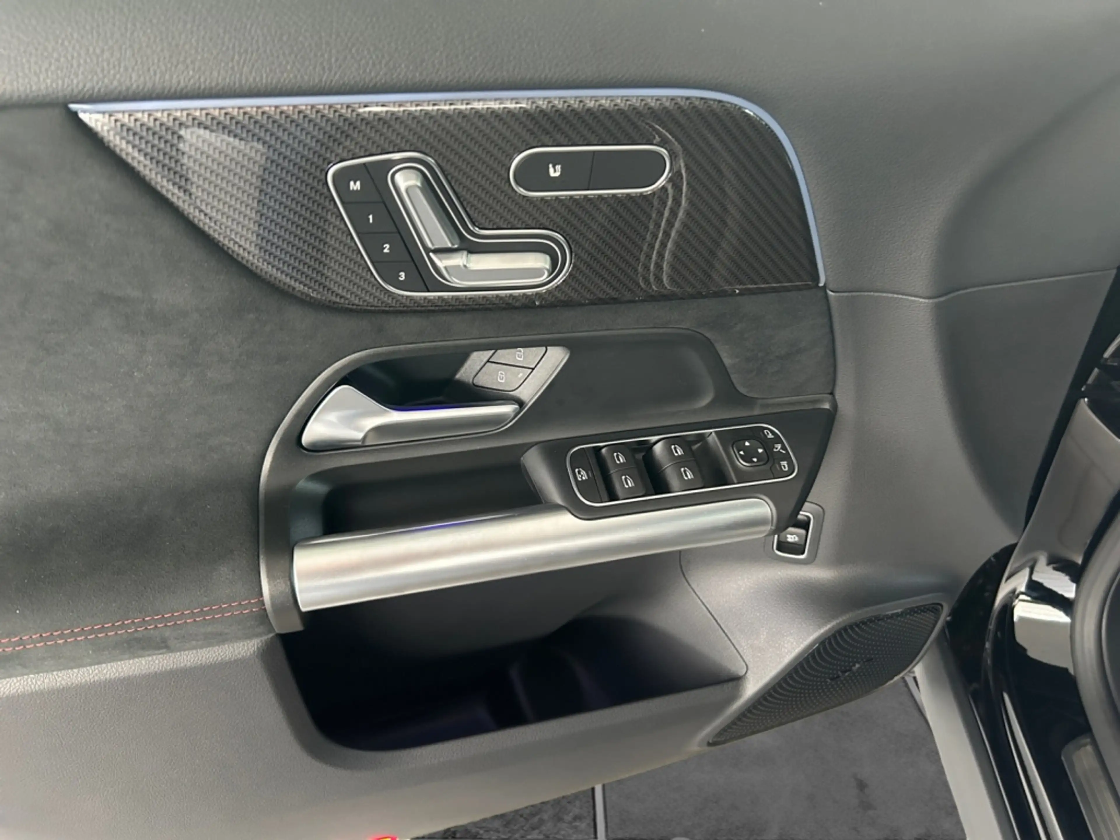 Mercedes-Benz GLA 220 4MATIC AMG+NIGHT+19"+8G+KEYLESS+360°+AHK — photo 9