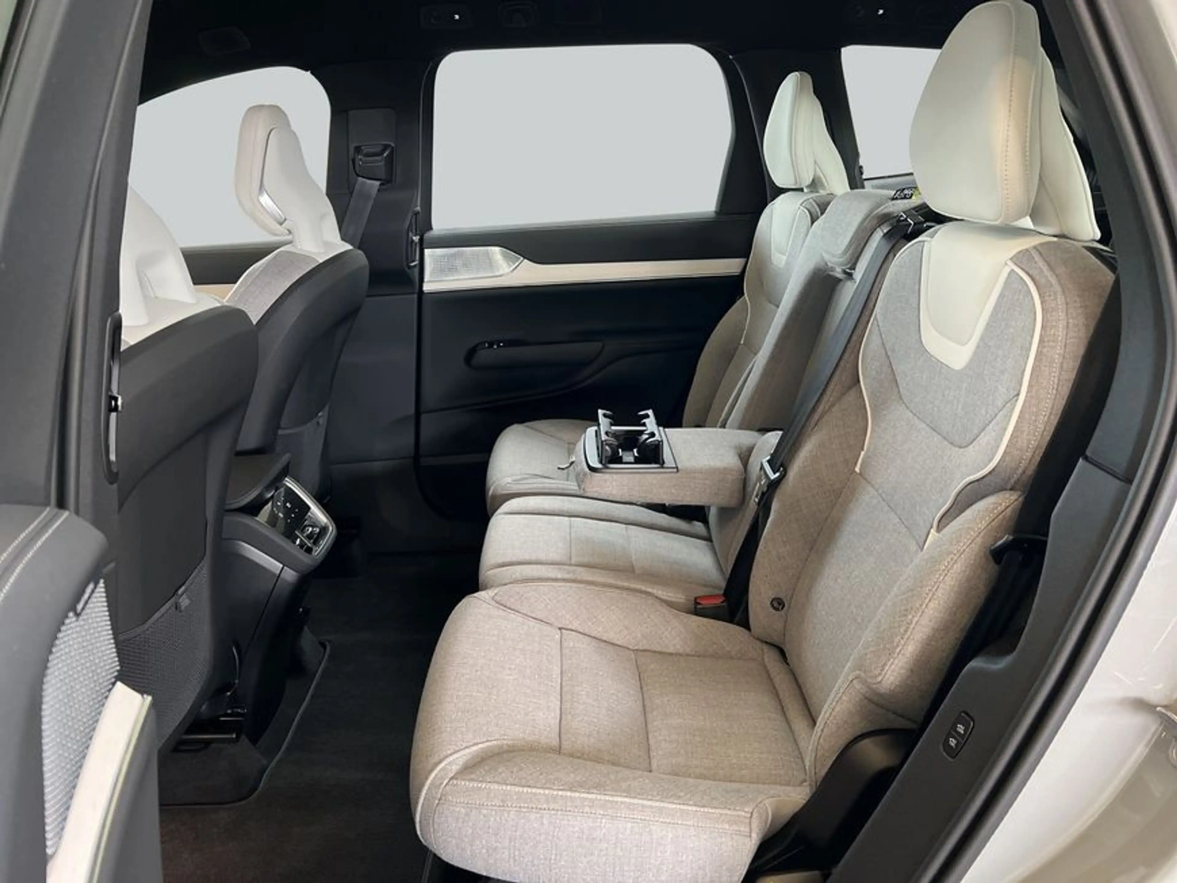 Volvo EX90 Twin-Performance AWD Ultra 7S 22'' B&W Pilot- — photo 12