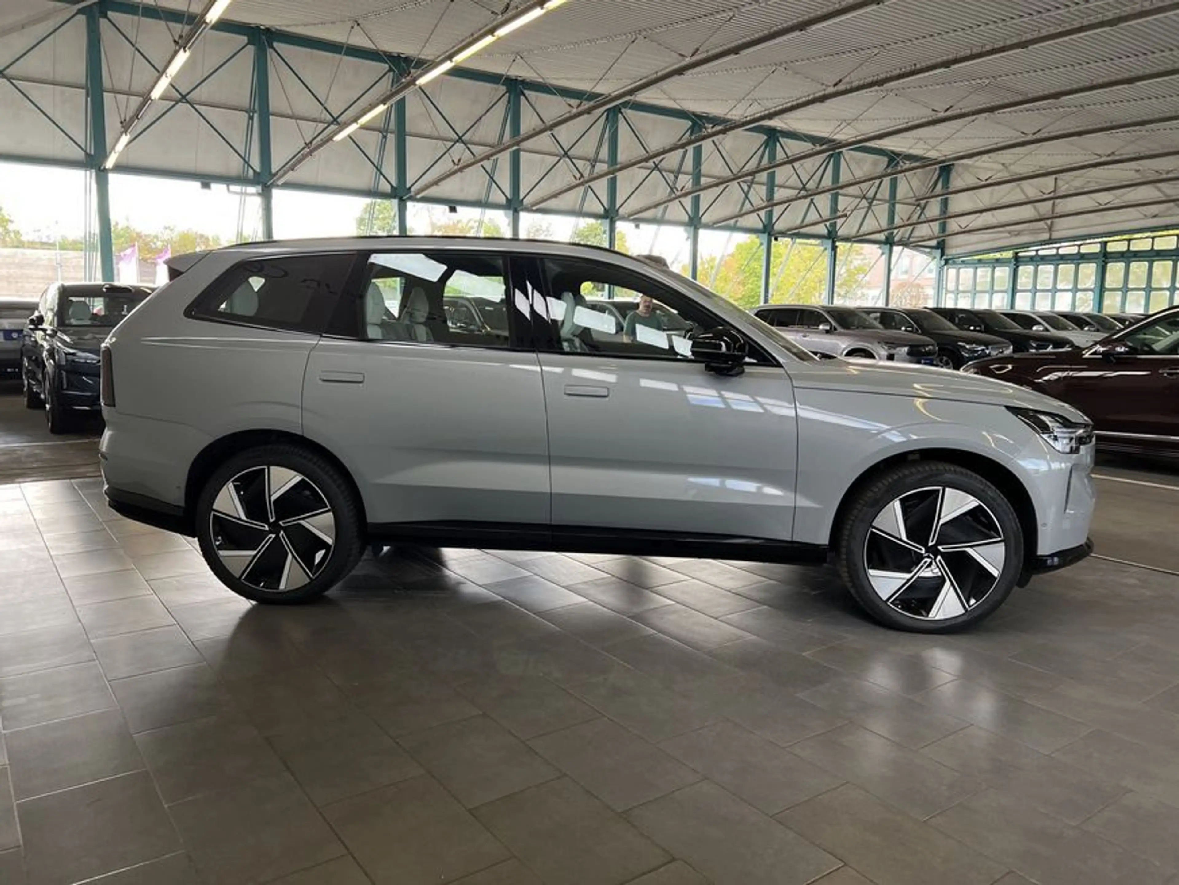 Volvo EX90 Twin-Performance AWD Ultra 7S 22'' B&W Pilot- — photo 33