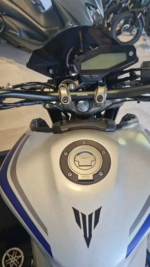Yamaha MT-09 Gris - 2