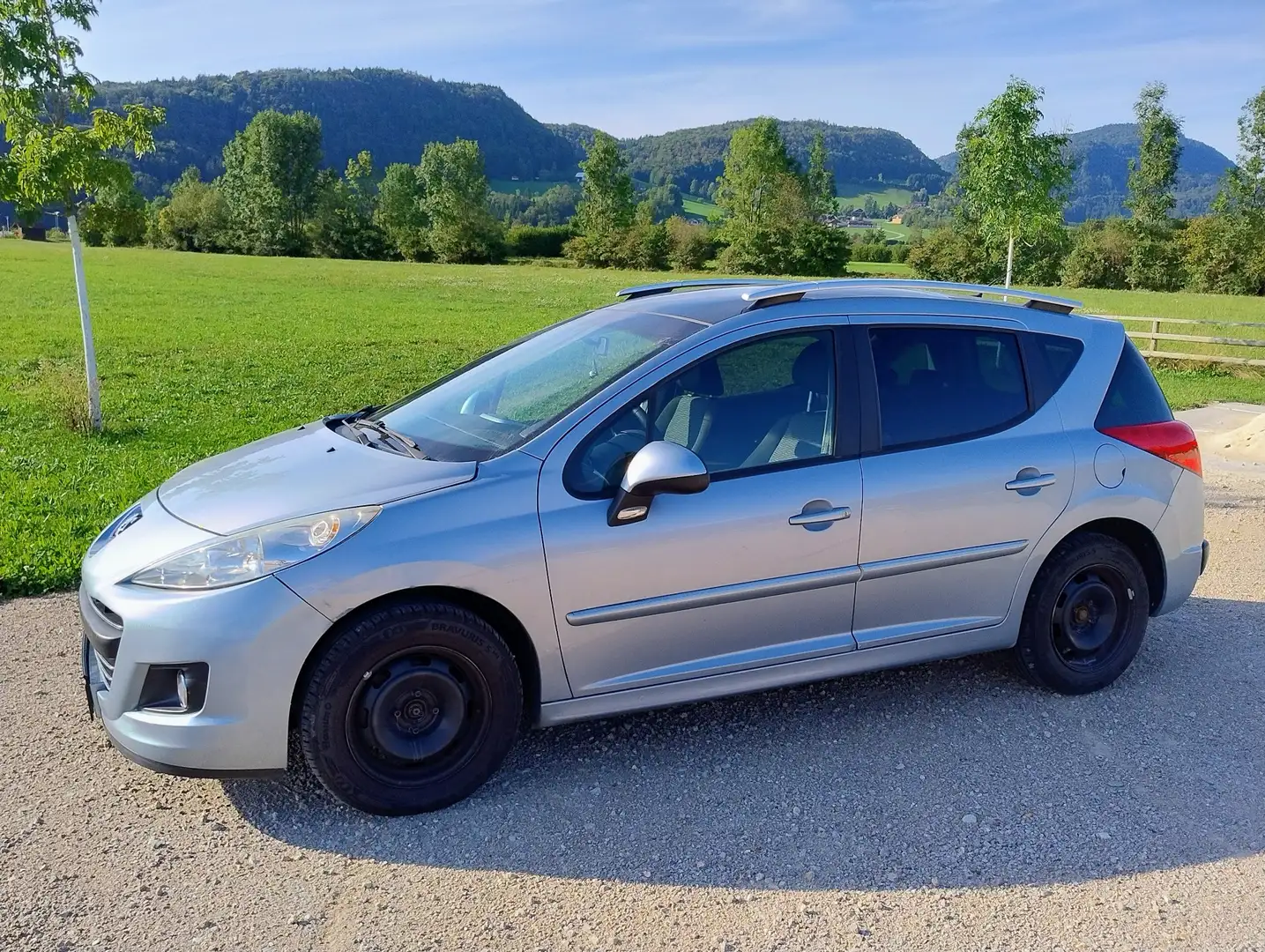 Peugeot 207 207 SW Active 1,6 HDi 90 FAP Active Silber - 1