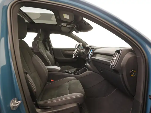 Volvo XC40 view 3