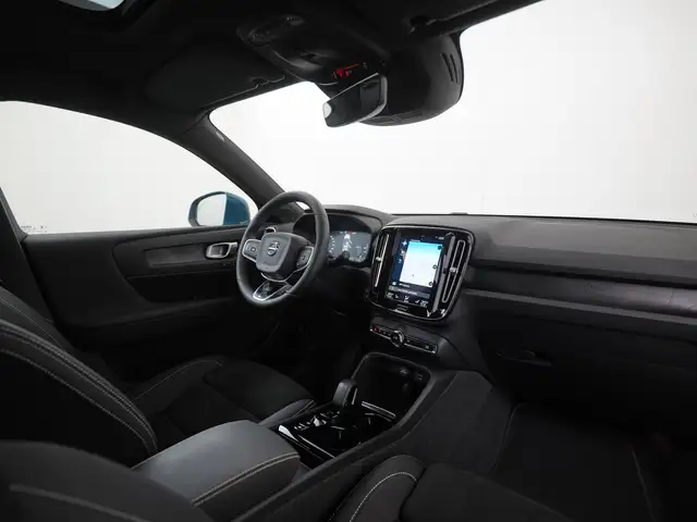 Volvo XC40 view 2