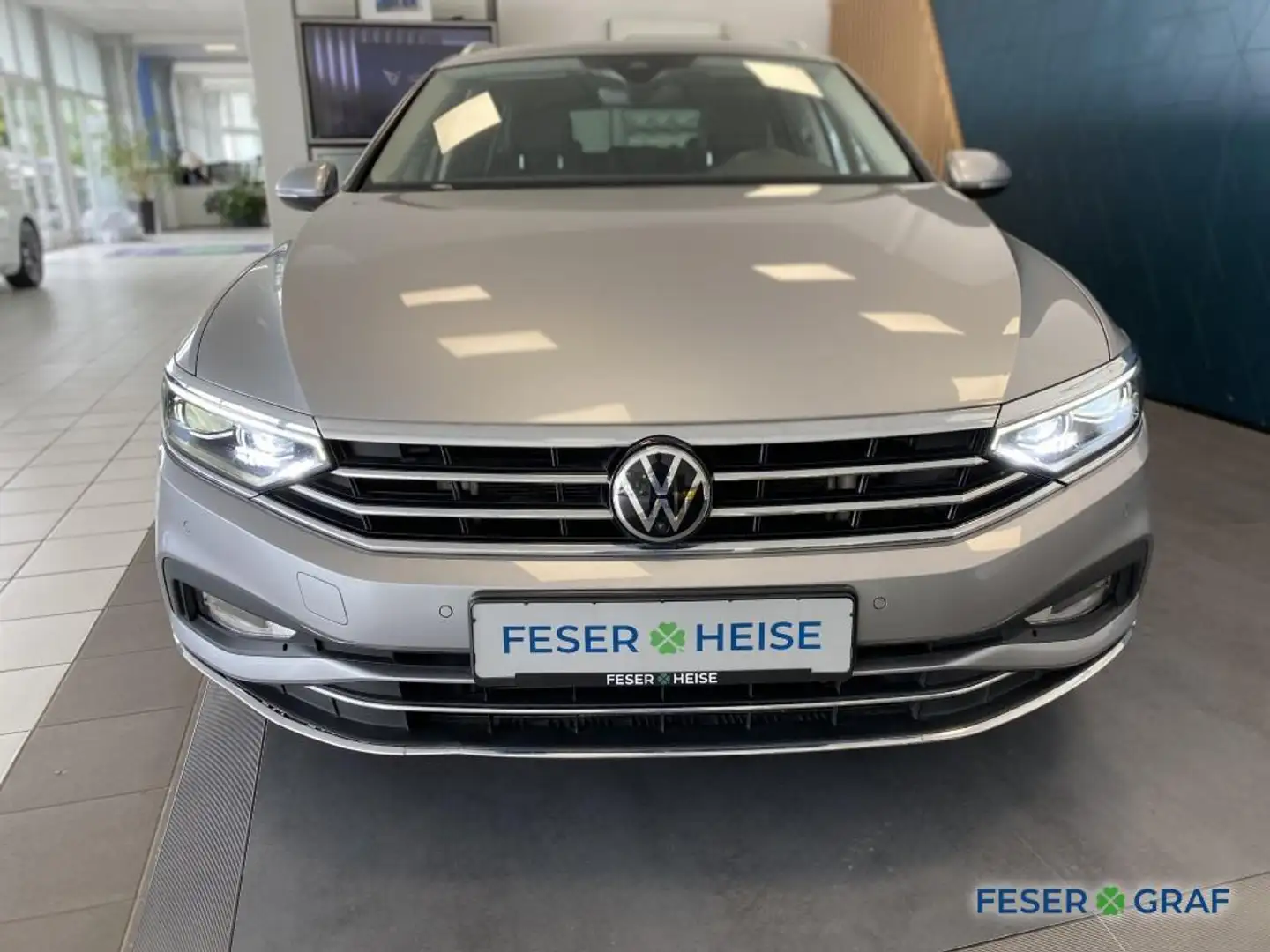 Volkswagen Passat Variant 2.0 TDI 4Motion Elegance Allrad*Pano*Standhzg*Matr Silber - 2