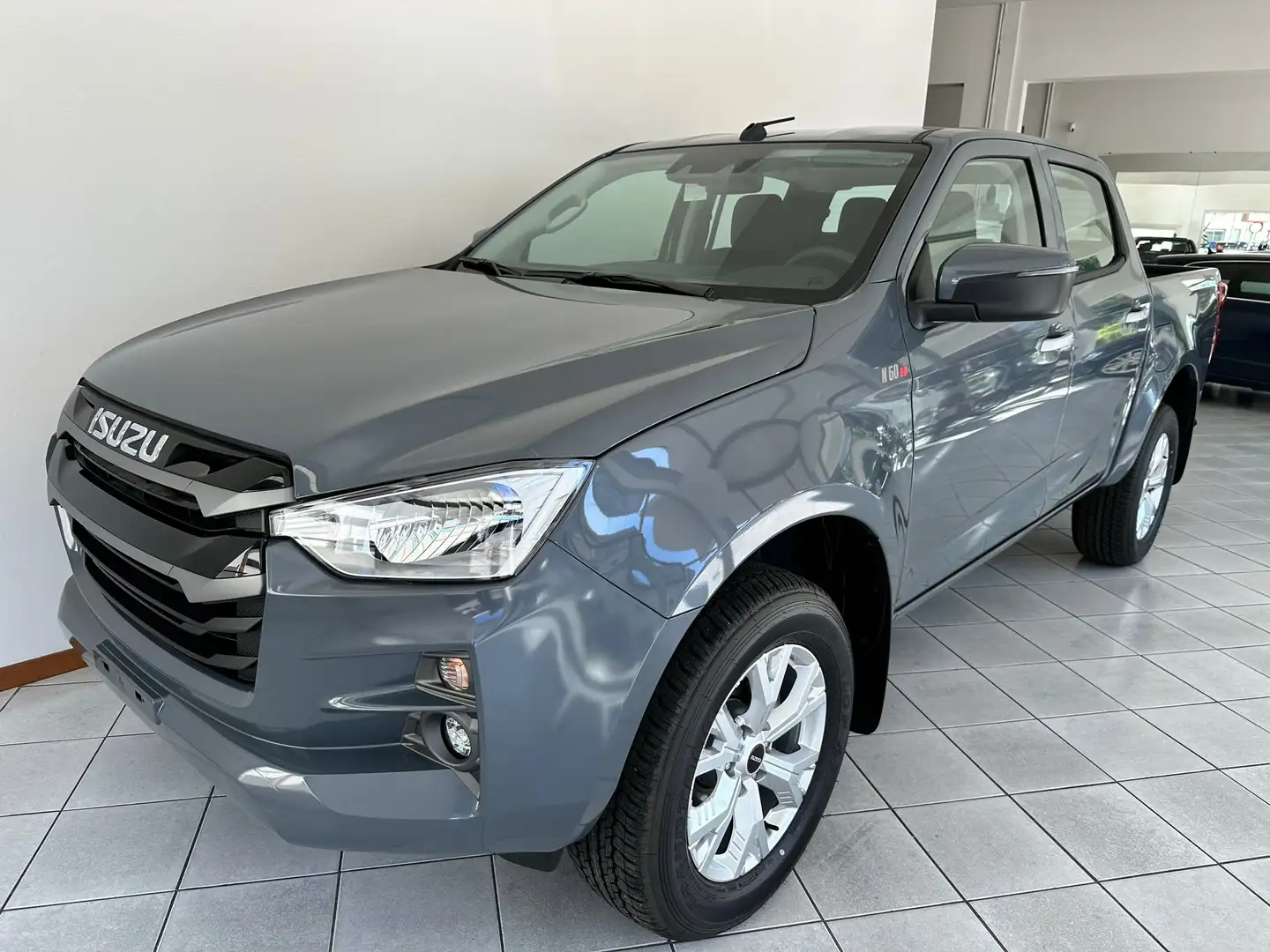 Isuzu D-Max 1.9 td crew N60BB 4x4 auto BB NUOVO PRONTA CONS. Grigio - 1