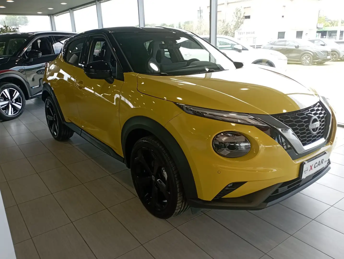 Nissan Juke 1.0 DIG-T 114 CV Tekna Amarillo - 2