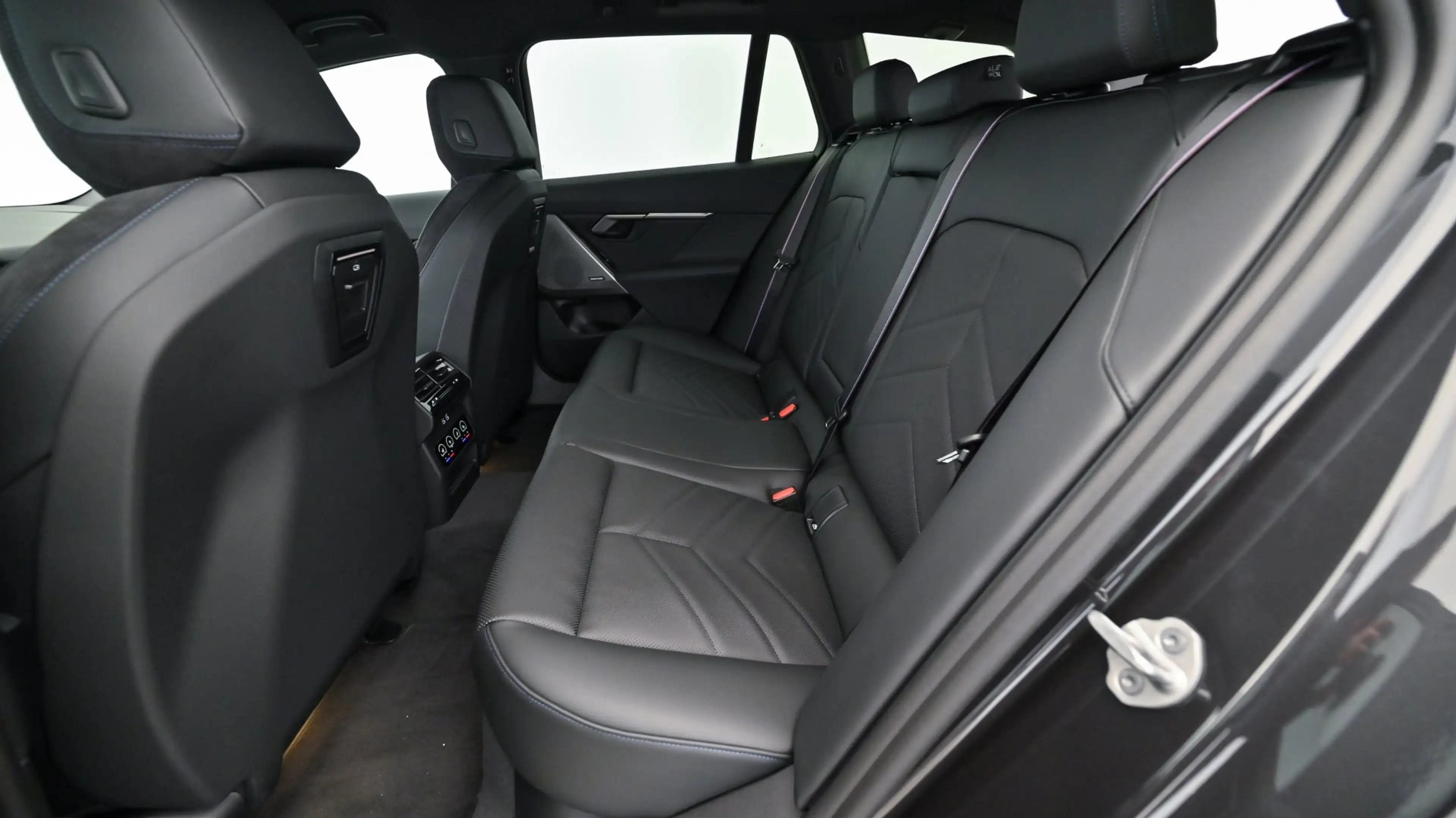 BMW i5 eDrive40 — photo 8