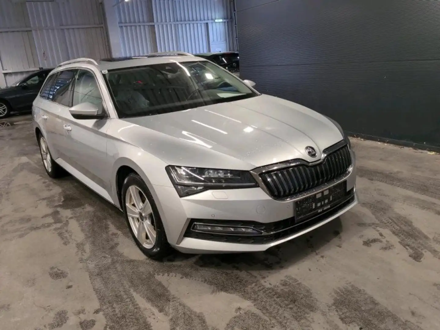 Skoda Superb Kombi iV Style DSG ** PANO * AHK * LED * KAMERA Silber - 1