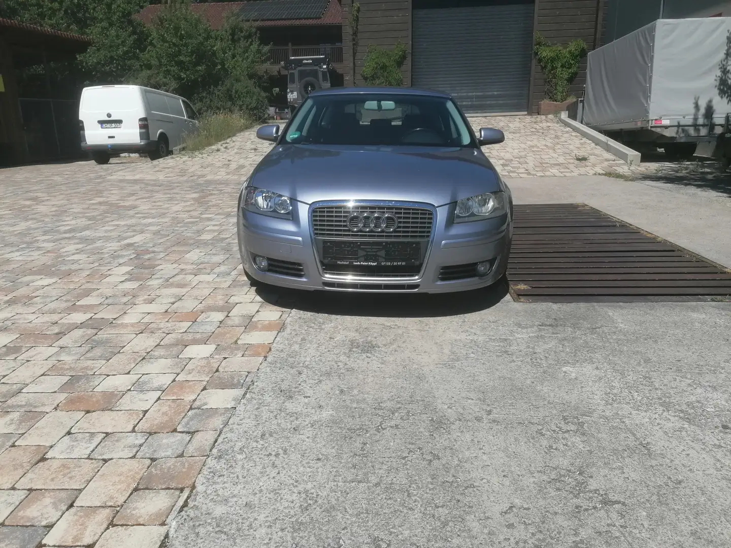 Audi A3 1.6 FSI Ambition / AHK / TÜV 10-2025 Grau - 1