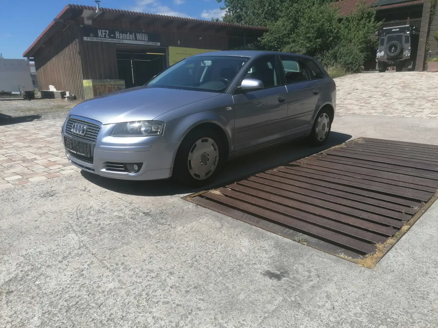 Audi A3 1.6 FSI Ambition / AHK / TÜV 10-2025 Grau - 2