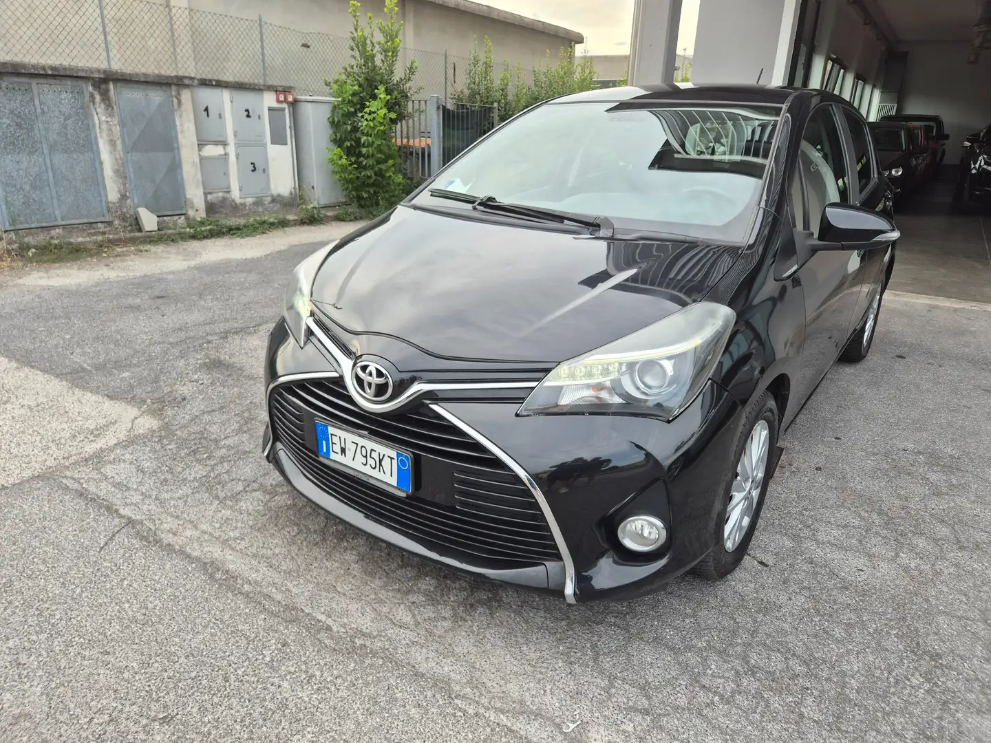 Toyota Yaris Yaris 5p 1.0 Lounge Nero - 1