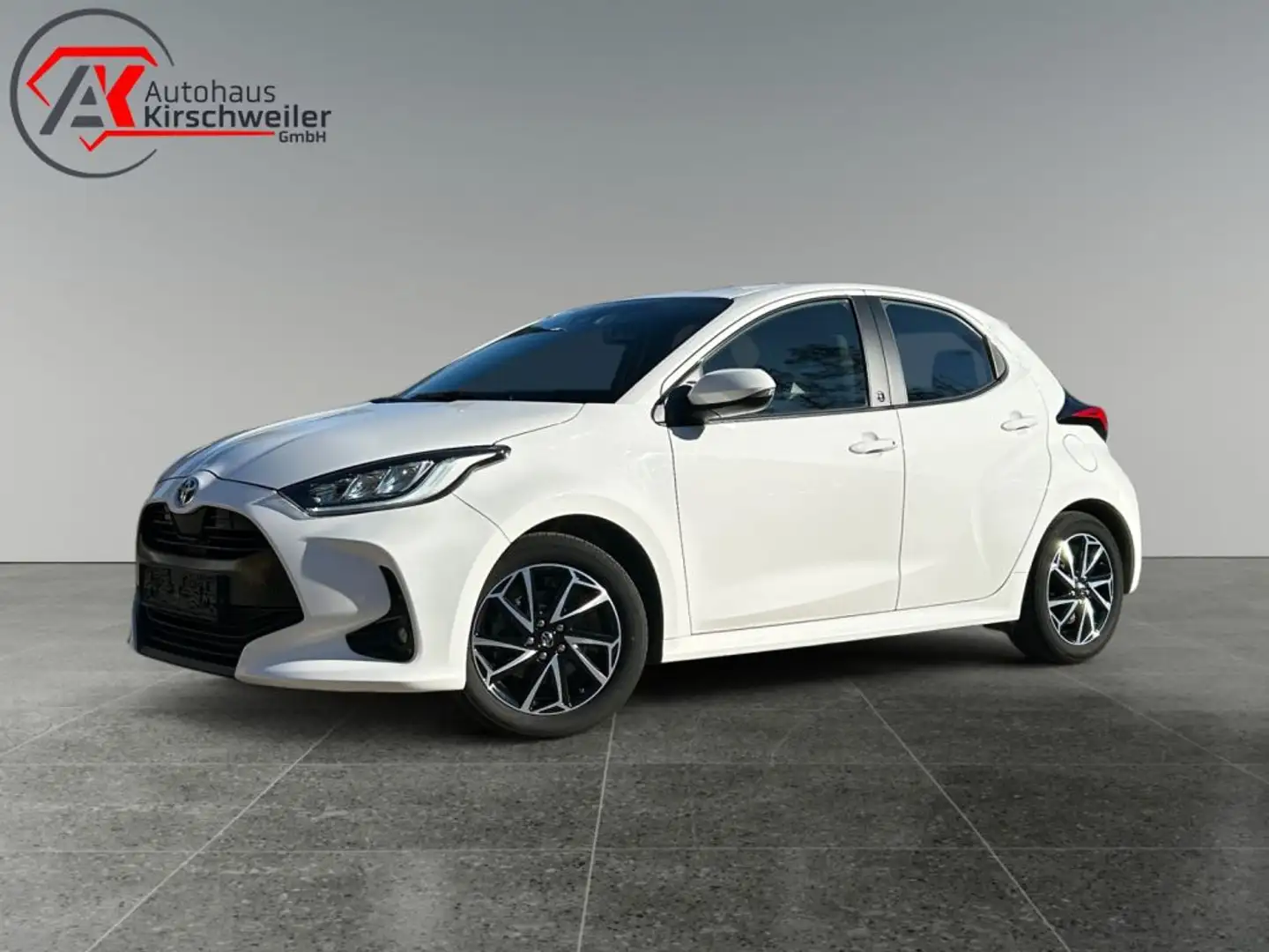 Toyota Yaris Hybrid 1.5 VVT-i Team Deutschland *AHK+WKR* Bílá - 1