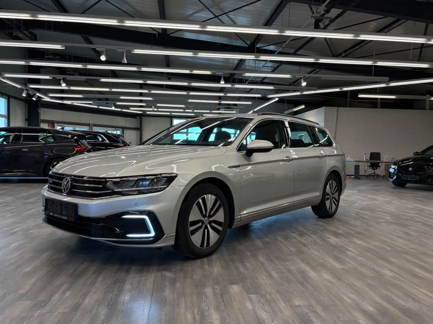 Volkswagen Passat Variant Passat GTE Standheiz Kamera AHK LED ACC Zilver - 1