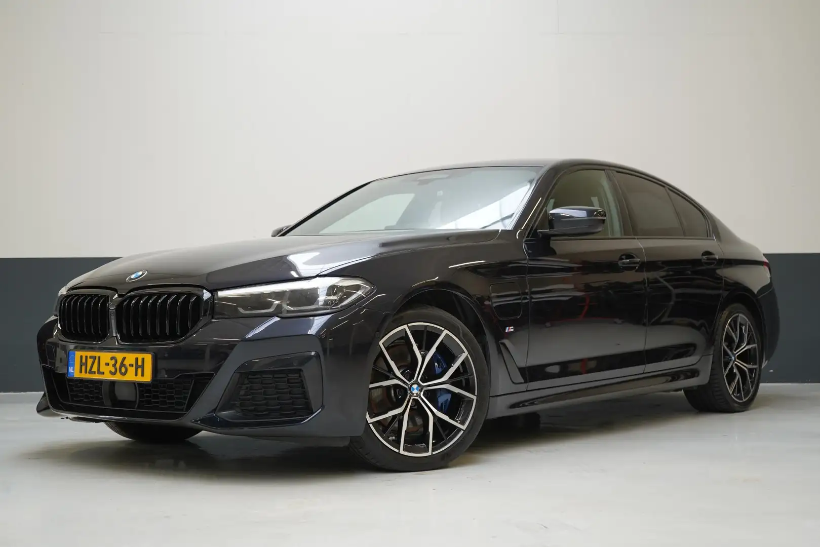 BMW 530 5-serie 530e 293pk M Sport Edition | Leder | Sport Zwart - 1
