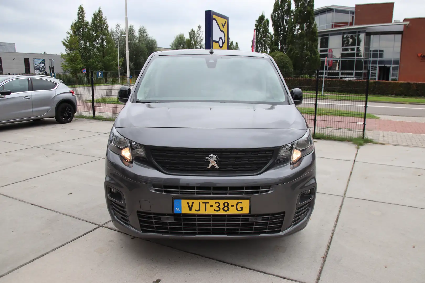 Peugeot Partner 1.5 B-Hdi Asphalt 3 pers. Carplay-Camera, Leder, S Grijs - 2