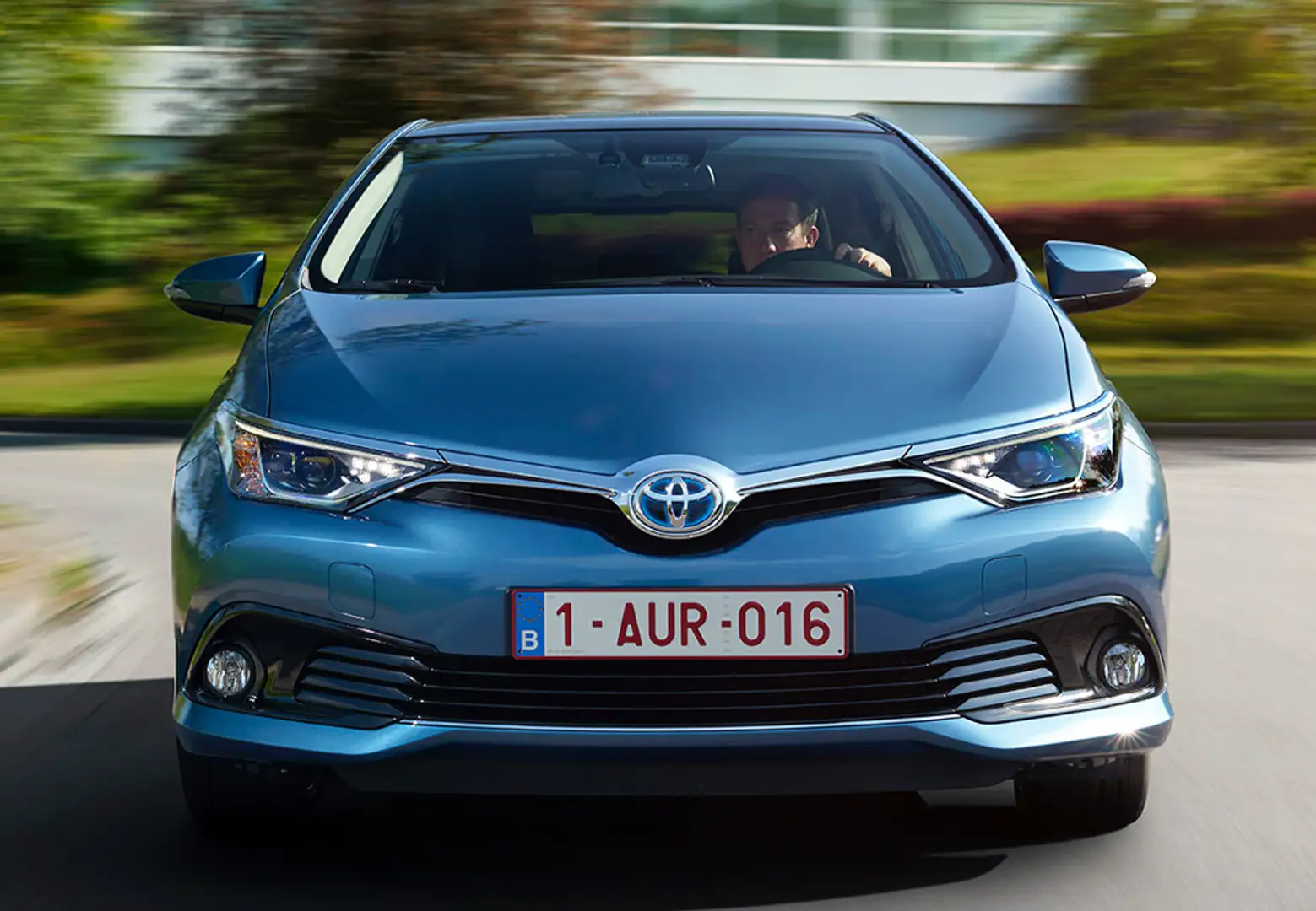 Toyota Auris hybrid 140H Advance Blanc - 2