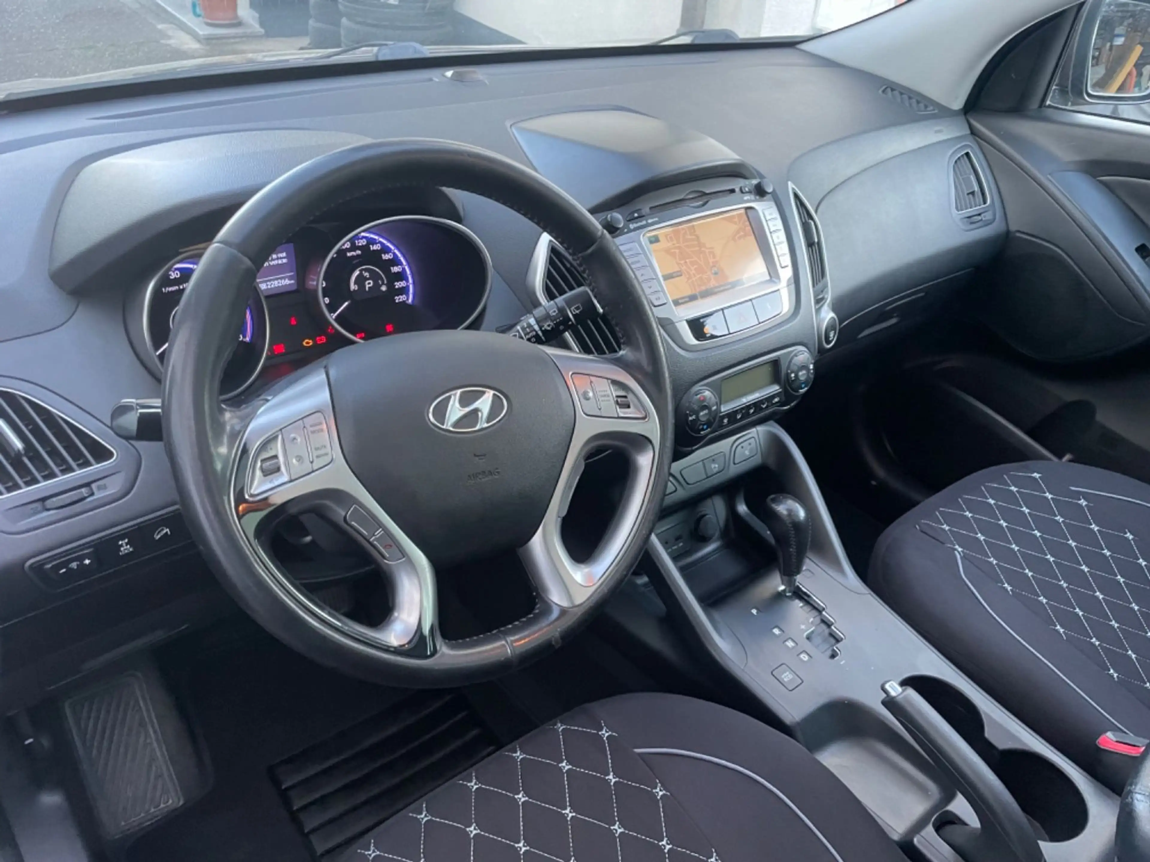 Hyundai iX35 CRDI Premium AWD AUTOMATIK PANORAMADACH !!! — photo 6