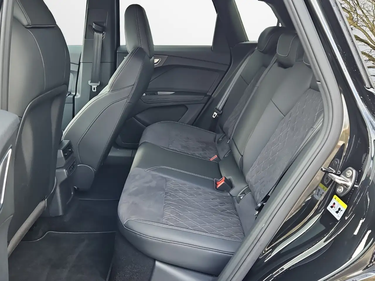 Audi Q4 e-tron 45 quattro S-line NaviPlus Matrix Pano AHK GRA ... 12