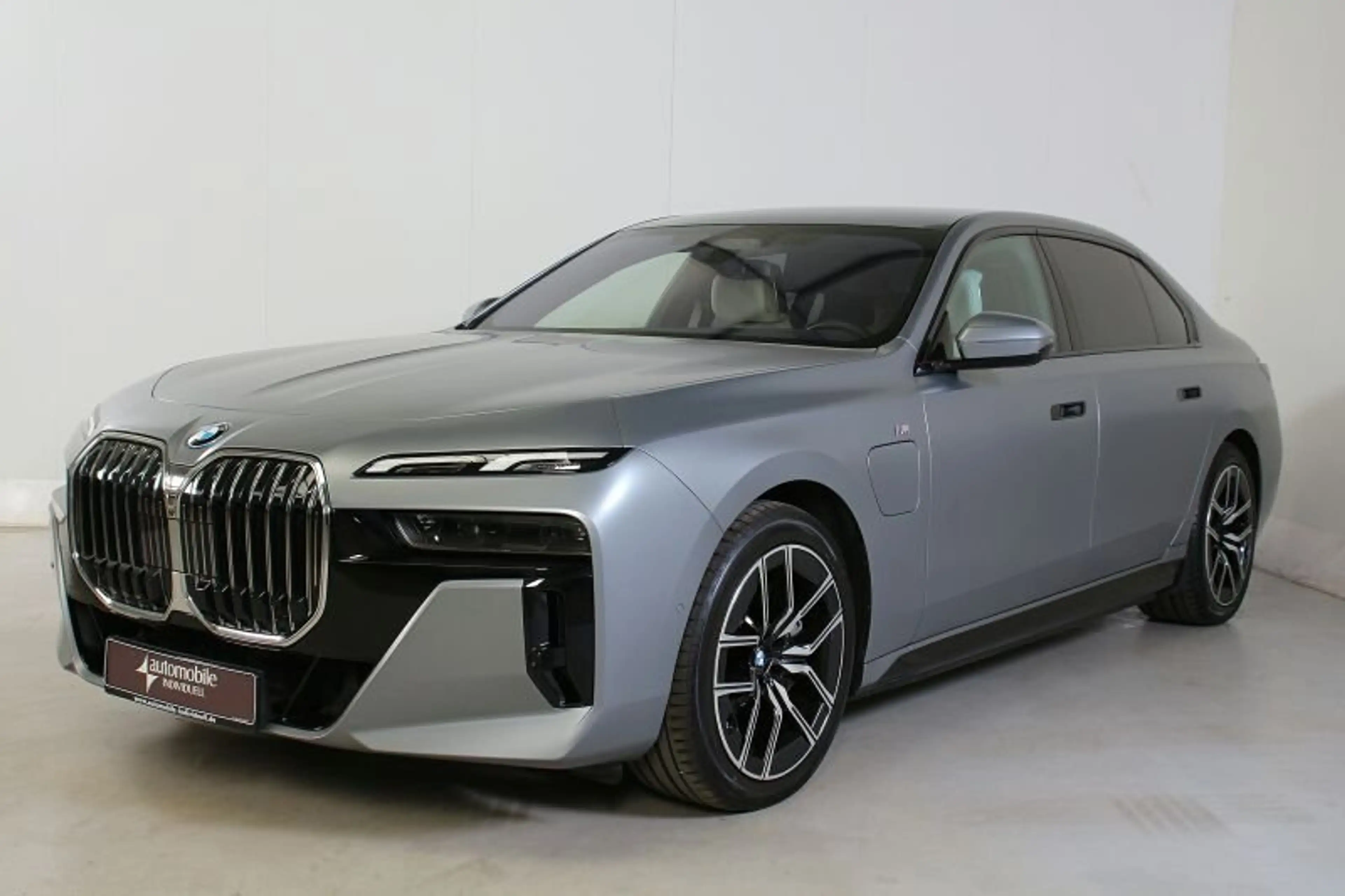 BMW 750 e xDr. M Sport NP 185090.- Fond Entertain — photo 2
